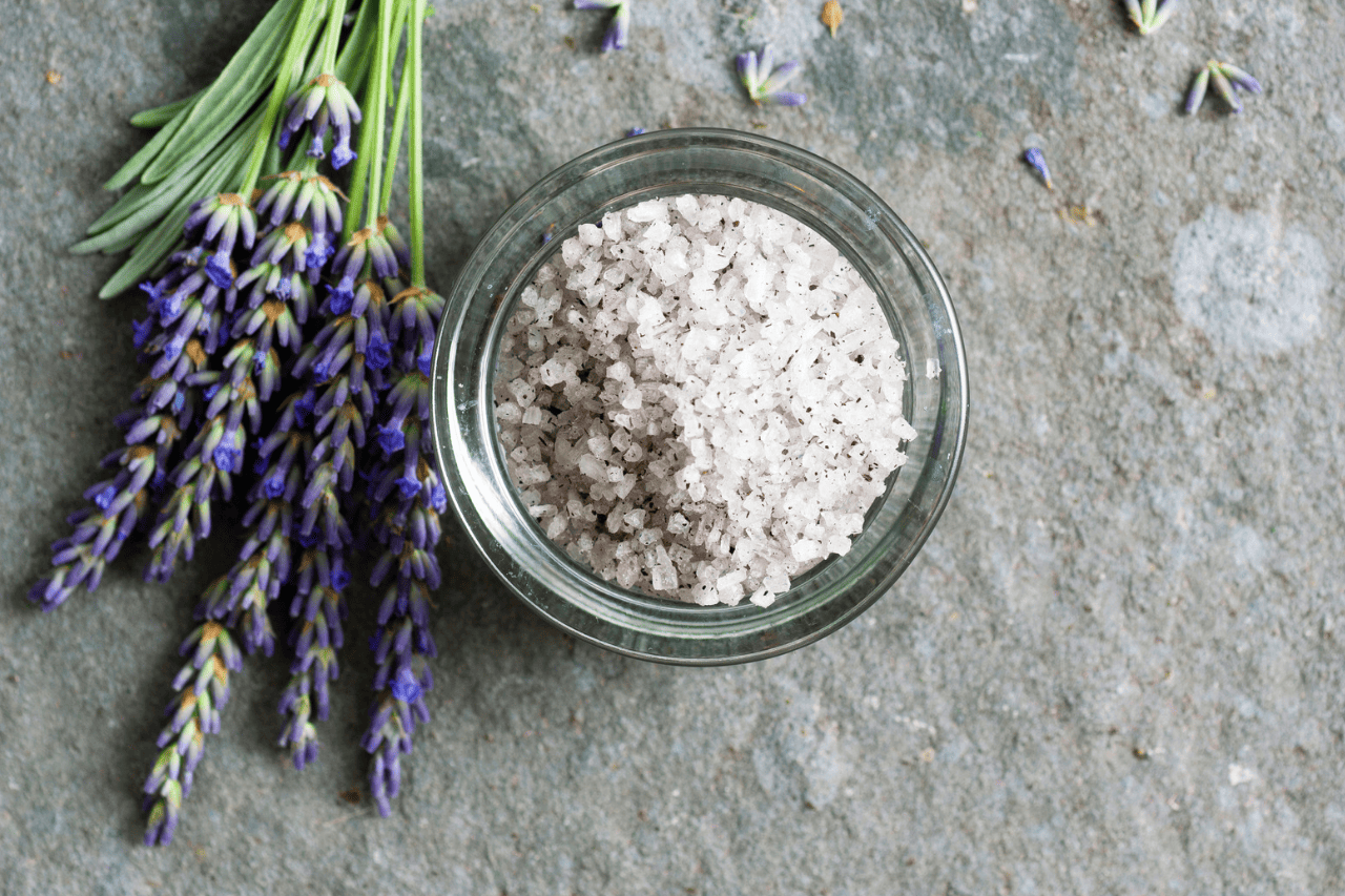 Anleitung zur Herstellung von Badesalz mit Lavendelblüten
