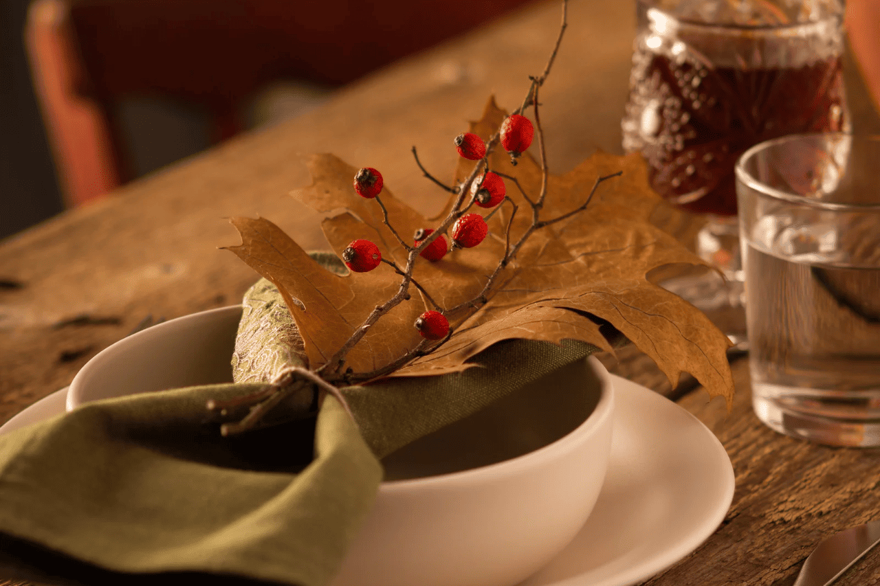 Hagebuttenzweige oder Vogelbeeren bringen leuchtendes Rot auf den Esstisch und eignet sich wunderbar für herbstliche Tischdeko