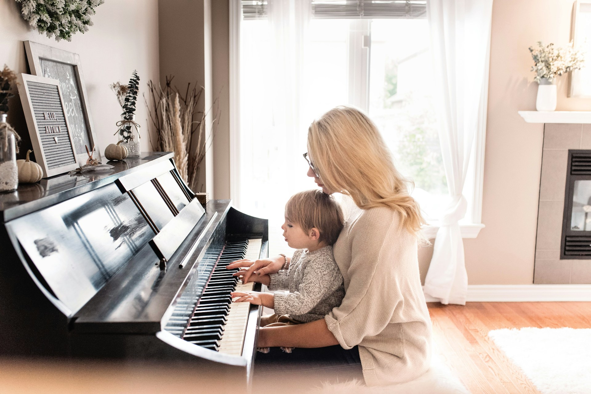 Klavierspielen und Lernen ist für Kinder und deren Entwicklung sinnvoll