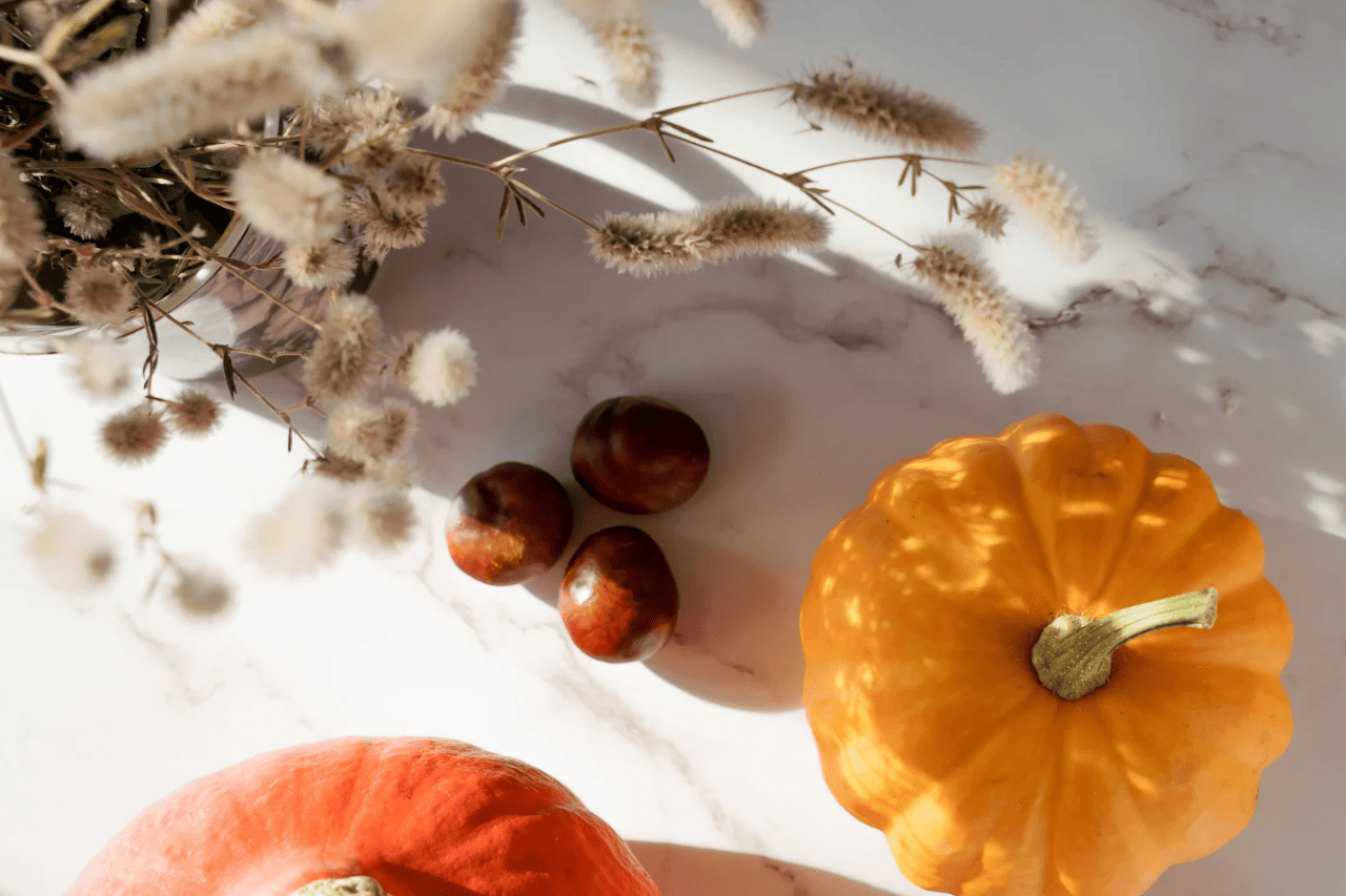 Kleine Zierkürbisse und Kastanien bringen sofort herbstliches Flair in jeden Raum